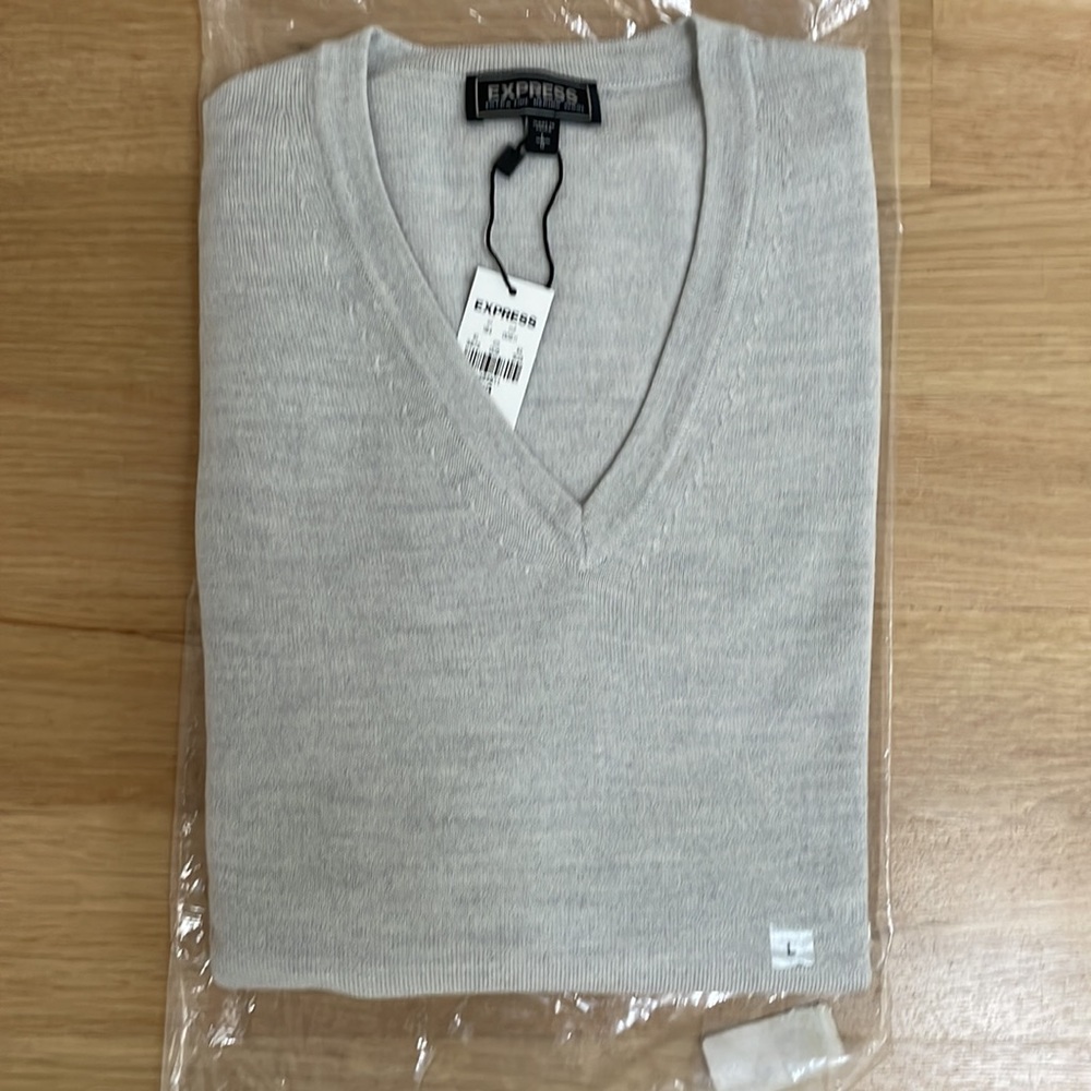 Express Men’s V-neck Sweater, Size L NWT